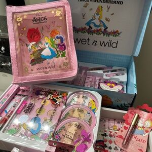 Wet N’ Wild Alice N’ Wonderland Make up set with make up bag